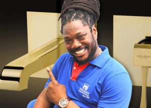 Il cantante e attore nigeriano Daddy Showkey durante la pubblicità di un'azienda del novarese